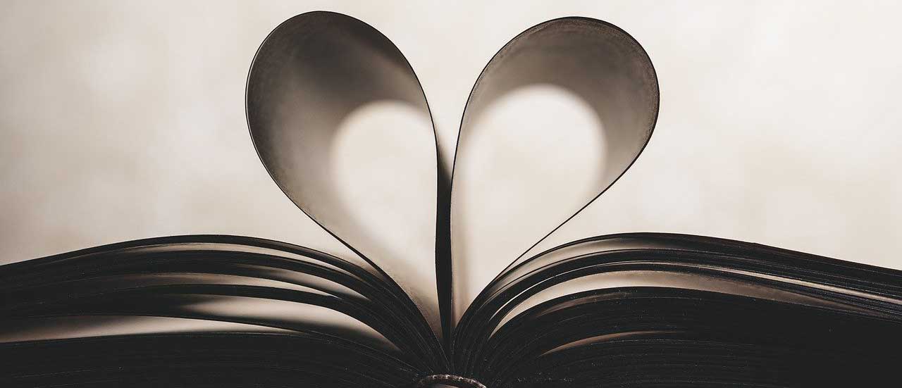 本でハートを作る