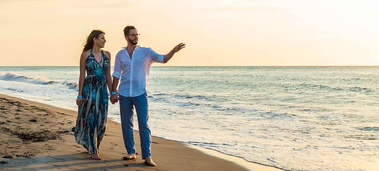 浜辺を歩く夫婦