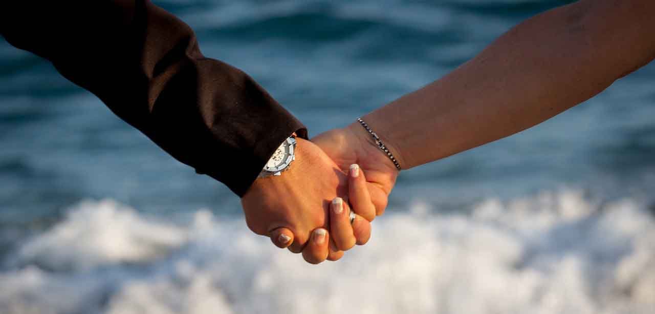 手を握る夫婦