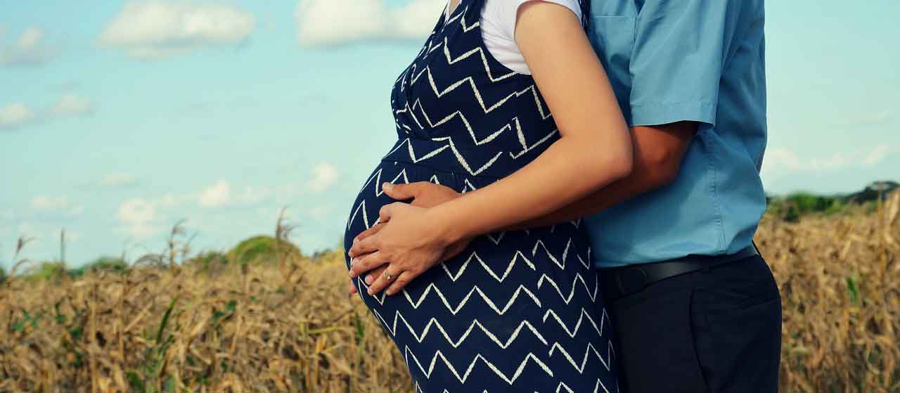 妊娠している女性